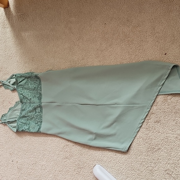 Elegant Lace Overlay Green Dress - Picture 4 of 4